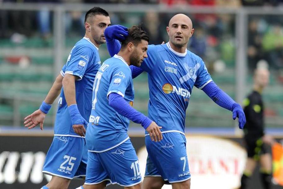 Maccarone esulta, con Tavano, dopo il gol-vittoria del suo Empoli a Padova. Il Palermo  pi vicino. LaPresse